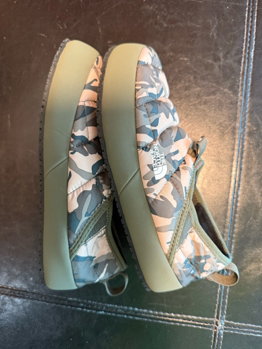 The North Face ThermoBall Traction Mule V Camo Slippers Shoes kids Size 4 - Picture 2 of 4
